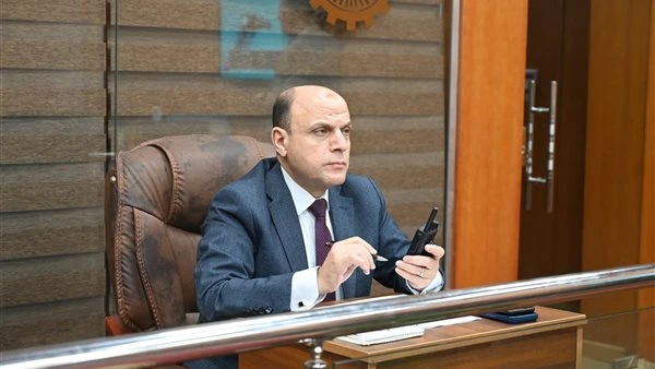 محافظ الغربية يتابع النظافة والانضباط وغلق المحال عبر مركز السيطرة يوميًا