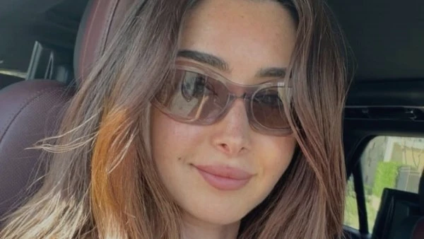 بالكاجوال. إطلالة عفوية لهنا الزاهد من سيارتها