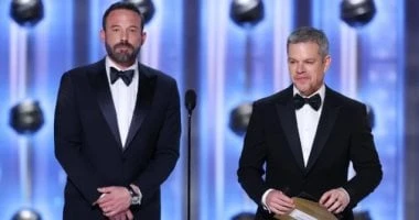 بن أفليك ومات ديمون يتسلمان جائزة من راحل.. اعرف التفاصيل