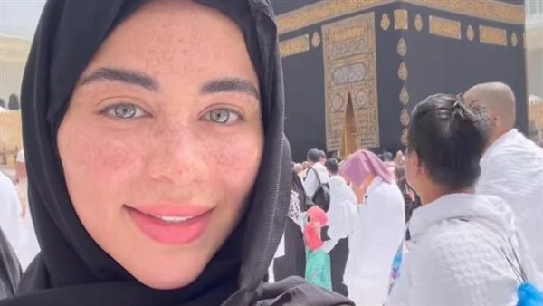 الحمدلله. يارا السكر تشارك فيديو من أمام الكعبة خلال أداء مناسك العمرة