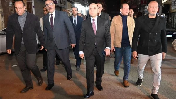 محافظ الغربية يقود حملة ليلية بطنطا لضبط مواعيد الغلق.. وتحرير 49 محضرًا للمخالفين