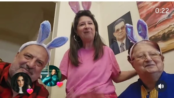 خالد الصاوي يحتفل بشم النسيم مع والدته وشقيقته