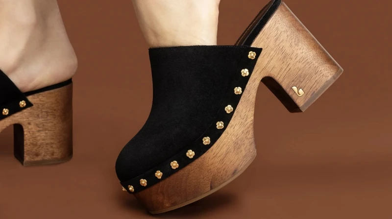 صدق أو لا تصدق. القبقاب يتصدر صيحات الموضة لعام 2026