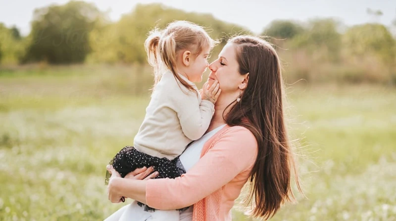 بين الثقة والسيطرة. كيف تصبحين "الأم الصديقة" دون فقدان هيبتك