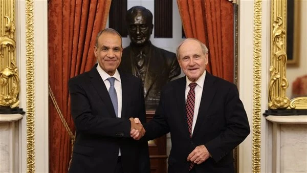 وزير الخارجية يلتقي رئيس لجنة العلاقات الخارجية بمجلس الشيوخ الأمريكي