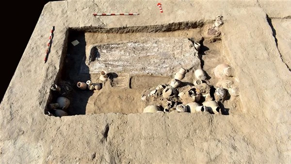 عالم مصريات: اكتشاف المقبرة الرومانية يوضح تفاصيل طقوس الدفن والموت القديم