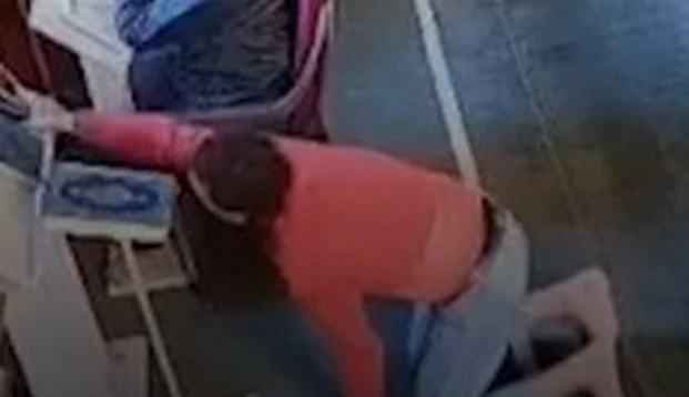 ده ابن حرام مصفي دخل الجامع سرق تليفون مؤذن المسجد