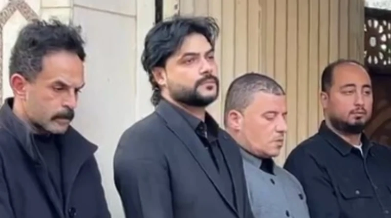 حزين لرحيل والده. محمود حمدان يستقبل المعزين في والده بمسجد الحامدية الشاذلية
