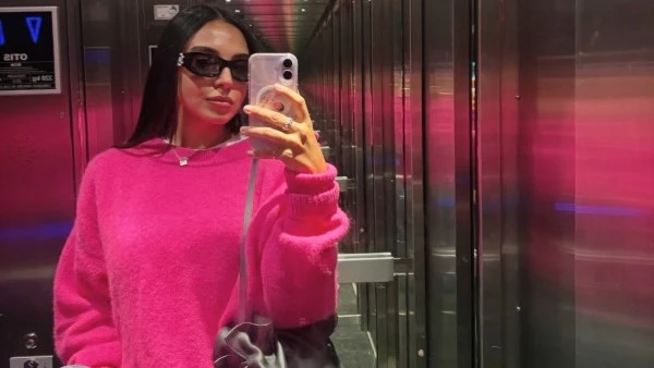 بالفوشيا. سلمي أبو ضيف تخطف الأنظار بإطلالة أنيقة