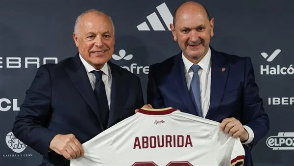 أبوريدة يكرم رئيس الاتحاد الإسباني ويهديه قميص منتخب مصر في برشلونة