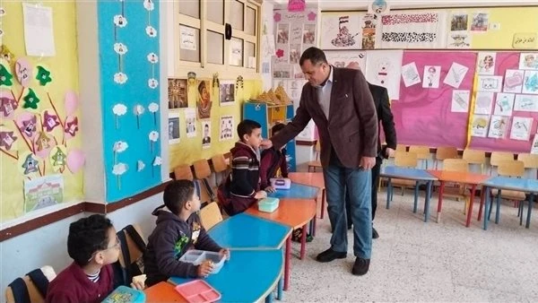 وكيل تعليم دمياط يختبر مهارات القراءة والكتابة لطلاب الصفوف الأولى