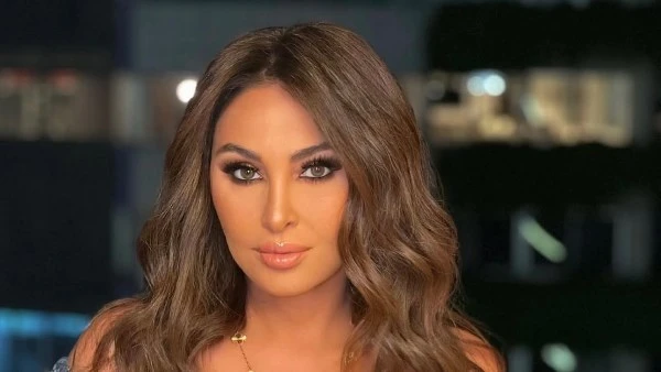 إليسا تدعم هاني شاكر وتطالب جمهورها بالدعاء له