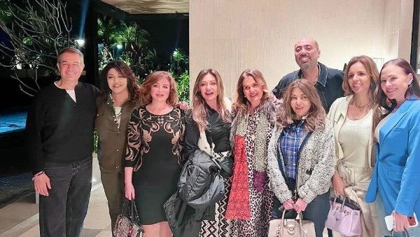 إلهام رسالة دافئة تجمع نجوم الفن | صور