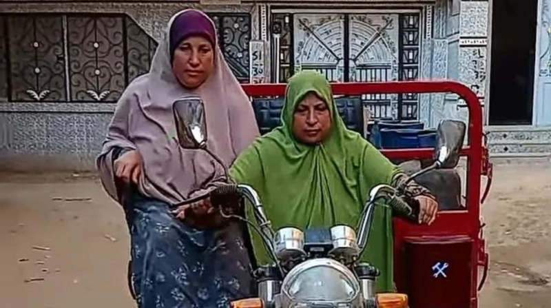 "شقيانين تحت المطر". نماذج نسائية تتحدى الظروف بحثا عن حياة كريمة