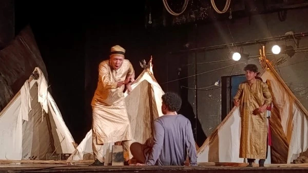 العرض المسرحي "طائر" يناقش صراع النقاء الإنساني مع المجتمع على مسرح الأنفوشي