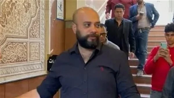 النجوم يقدمون واجب العزاء للفنان حاتم صلاح بمسجد الرحمن الرحيم بصلاح سالم