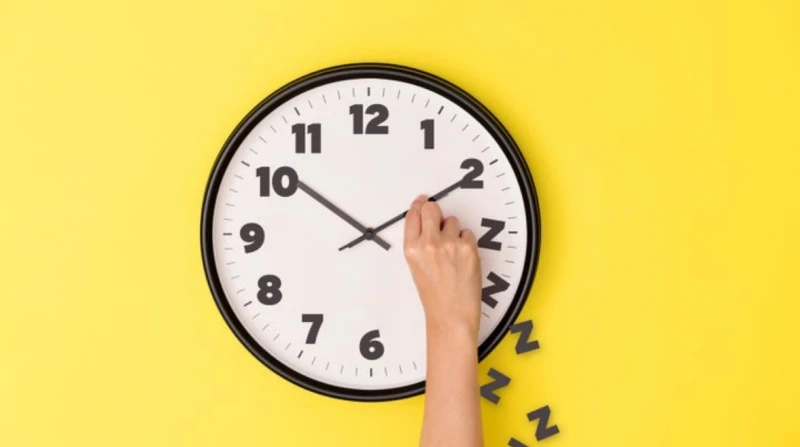 لا تدع تغيير الساعة يفسد نومك. 3 نصائح تجعلك نشيطًا مع التوقيت الصيفي