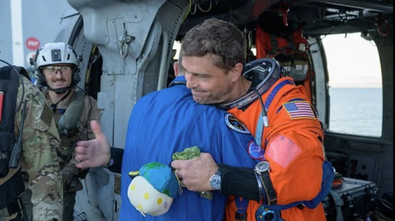 "لا أستطيع تركها". قائمة مهمة أرتميس 2 يخالف بروتوكول ناسا ويسرق تميمة المركبة