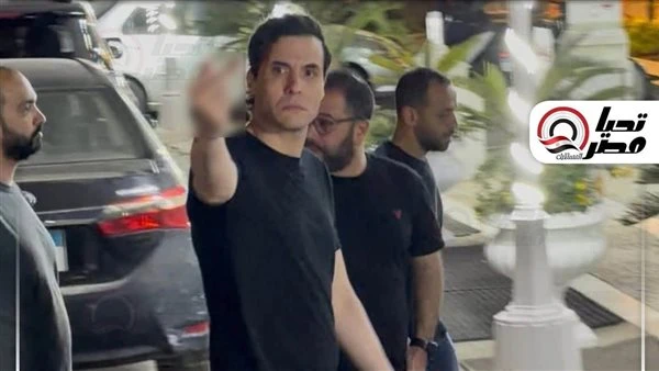 حركة غير أخلاقية. أمير عيد يثير الجدل في عزاء والد طليقته ليلى الفاروق|صورة