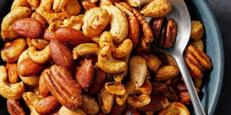 حفنة من المكسرات يومياً غذاء لعقلك بعد الأربعين. حقيقة أم شائعة| دراسات تكشف