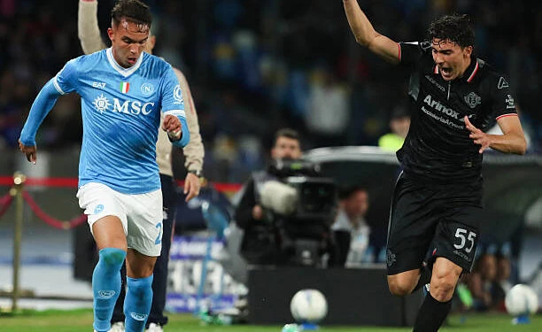 نابولي يكتسح كريمونيزي برباعية ويؤجل تتويج الإنتر