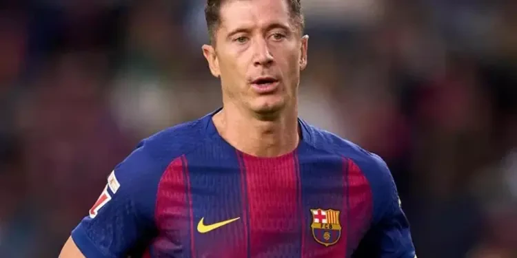 ليفاندوفسكي سايب الباب موارب. وجمهور برشلونة إيده على قلبه