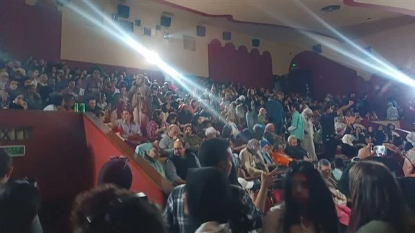 تزاحم كبير وإقبال لافت في افتتاح مهرجان الإسكندرية للفيلم القصير والقاعات تسجل حضورا كاملا