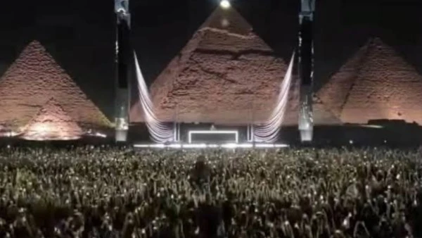 إقبال عربي وأجنبي وشبابي صور