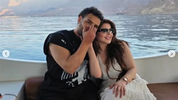 مسلم يتجاهل أزمته الأسرية ويظهر برفقة زوجته في عطلة صيفية