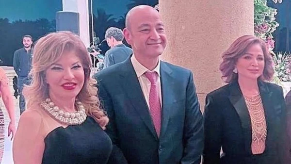 خلف هالة سرحان تشيد بعمرو أديب في حفل زفاف نجله