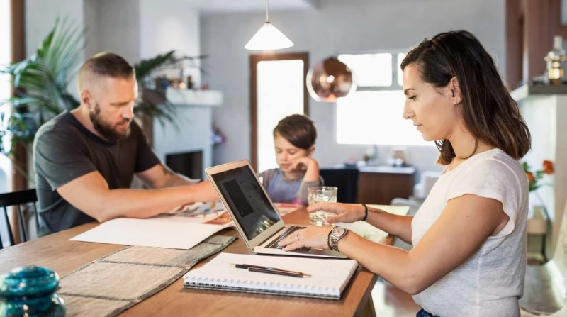 مكاتب في غرف النوم. كيف يؤثر العمل من المنزل على العلاقات الأسرية