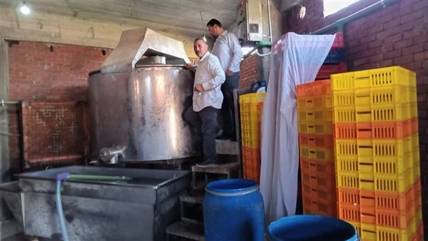 ضبط 3 أطنان لبن فاسد ومواد خطرة داخل مصنع ألبان غير مرخص بالقوصية