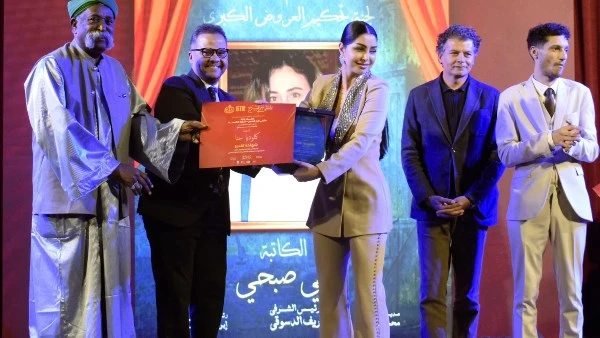 تكريم النجمة كلوديا حنا في ملتقى نغم المسرحي بالإسكندرية بعد مشاركتها في لجنة تحكيم العروض الكبرى