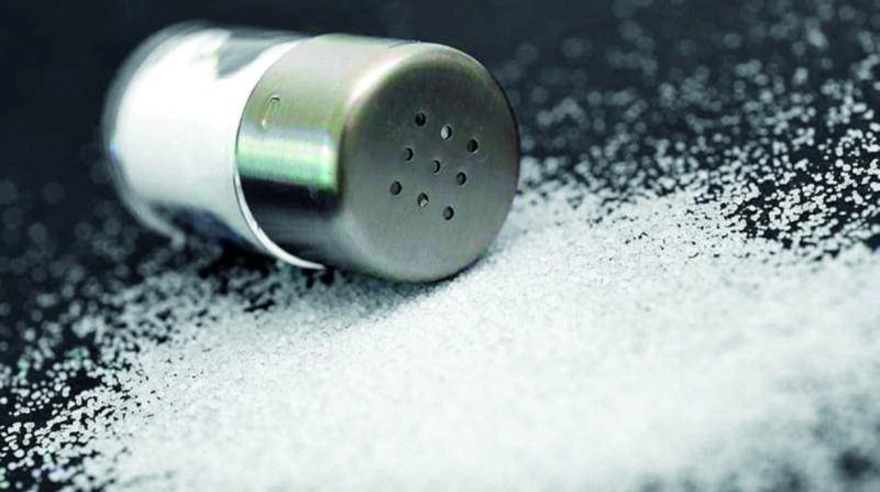 الملح عدو "خفي" لمرضى الضغط والقلب. إليك الحدود الآمنة