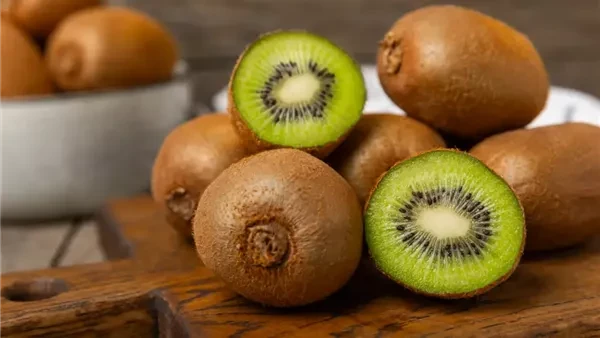 الكيوي.. فاكهة استوائية تعزز الصحة وتدعم جمال البشرة والشعر