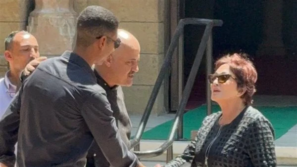 لبلبة تساند منة شلبي.. الحزن يسيطر على جنازة والدها بالمعادي