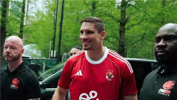 المقاتل الهولندي فيرهوفن يظهر بقميص الأهلي قبل نزاله التاريخي أمام أوسيك بالأهرامات