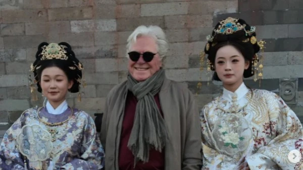 حسين فهمي يشارك بصورة من تصوير الفيلم الصيني العالمي The Story I Found in China