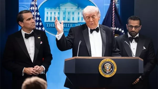 نجا للمرة الثانية.. لحظة إجلاء ترامب من القاعة قبل محاولة اغتياله (فيديو)