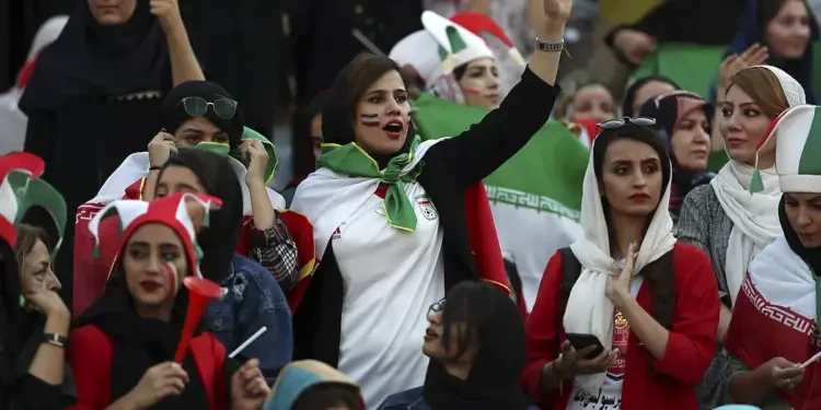 الملاعب الإيرانية بتنفض غبار “الحرب” وبترجع للحياة من تاني