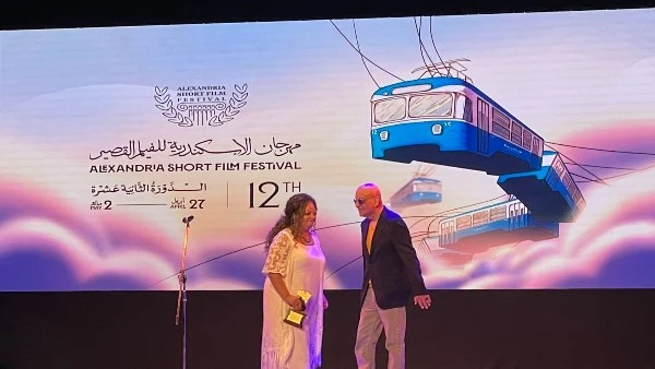 خيري بشارة يسلم تكريم منى ربيع وحسن جاد بافتتاح الإسكندرية للفيلم القصير