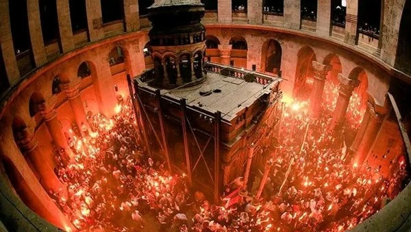 احتفالات مهيبة بـ«سبت النور» وسط أجواء روحانية مبهرة فى كنائس العالم