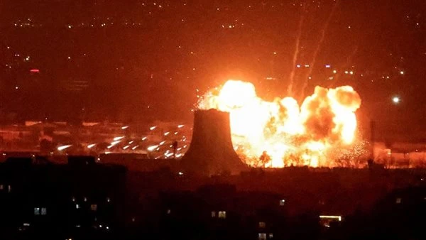 قصف عنيف يهز طهران ومدن إيرانية.. تحليق مكثف للطيران وتفعيل الدفاعات الجوية