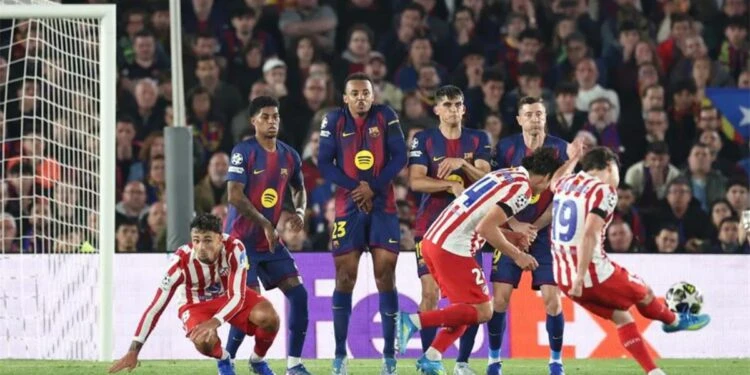 كوبارسي “عكّها” وخرج. وبرشلونة يكمل “موقعة الأبطال” بـ 10 لاعبين