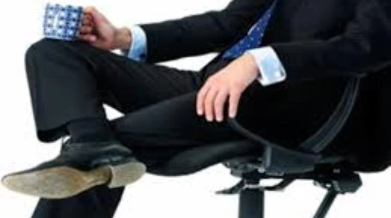 ​هل الجلوس بوضعية "رجل على رجل" خطر يسبب أمراضا مزمنة