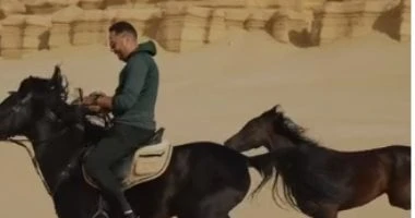 عصام السقا ينشر فيديو يُظهر قدرته على قيادة الخيل ببراعة