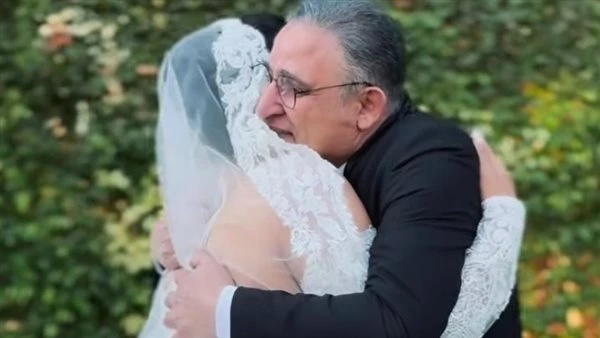 عمل الفريست لوك معاها. فرحة وتأثر الفنان أشرف طلبة في حفل زفاف ابنته