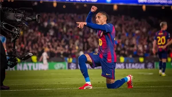 رافينيا يشعل الجدل بعد خروج برشلونة.. إشارة مستفزة واتهامات