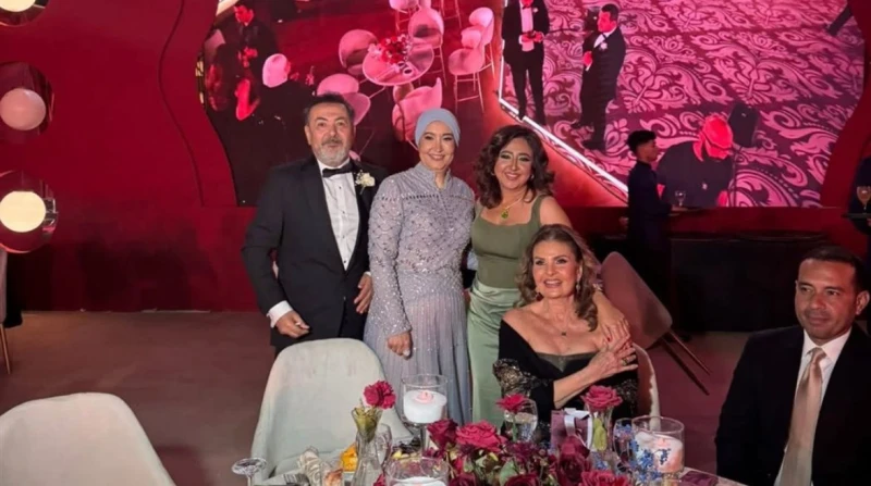 بحضور نجوم الفن والشخصيات العامة. خيري رمضان يحتفل بزفاف ابنته