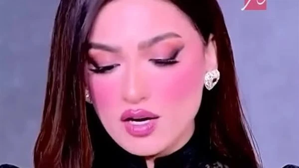 متابعة لـ ياسمين عز: "اي سر لمعة بشرتك" والإعلامية تجيب: "الفلوس الكتير"